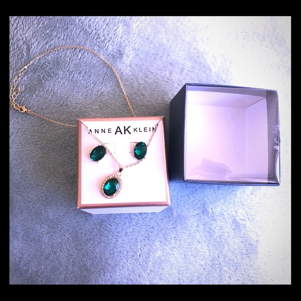 Emerald and gold necklace and earring